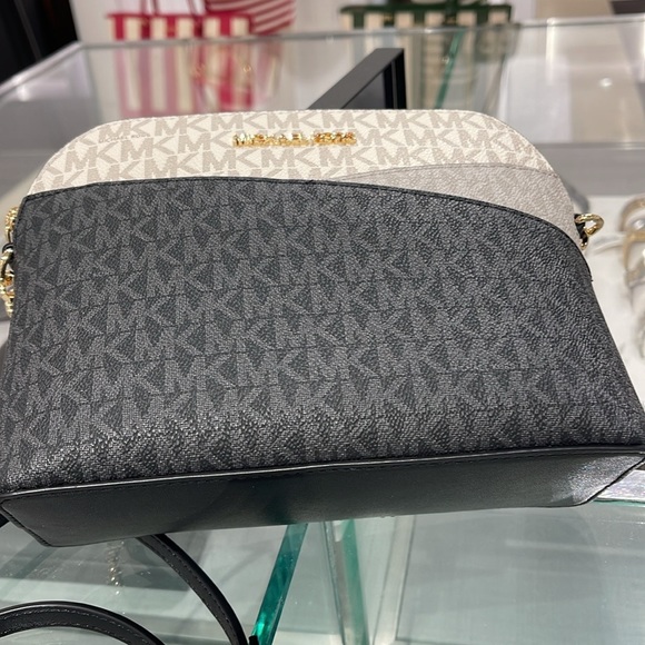 MICHAEL KORS
Jet Set Travel Medium Color-Block Signature Logo Dome Crossbody Bag - Picture 13 of 16